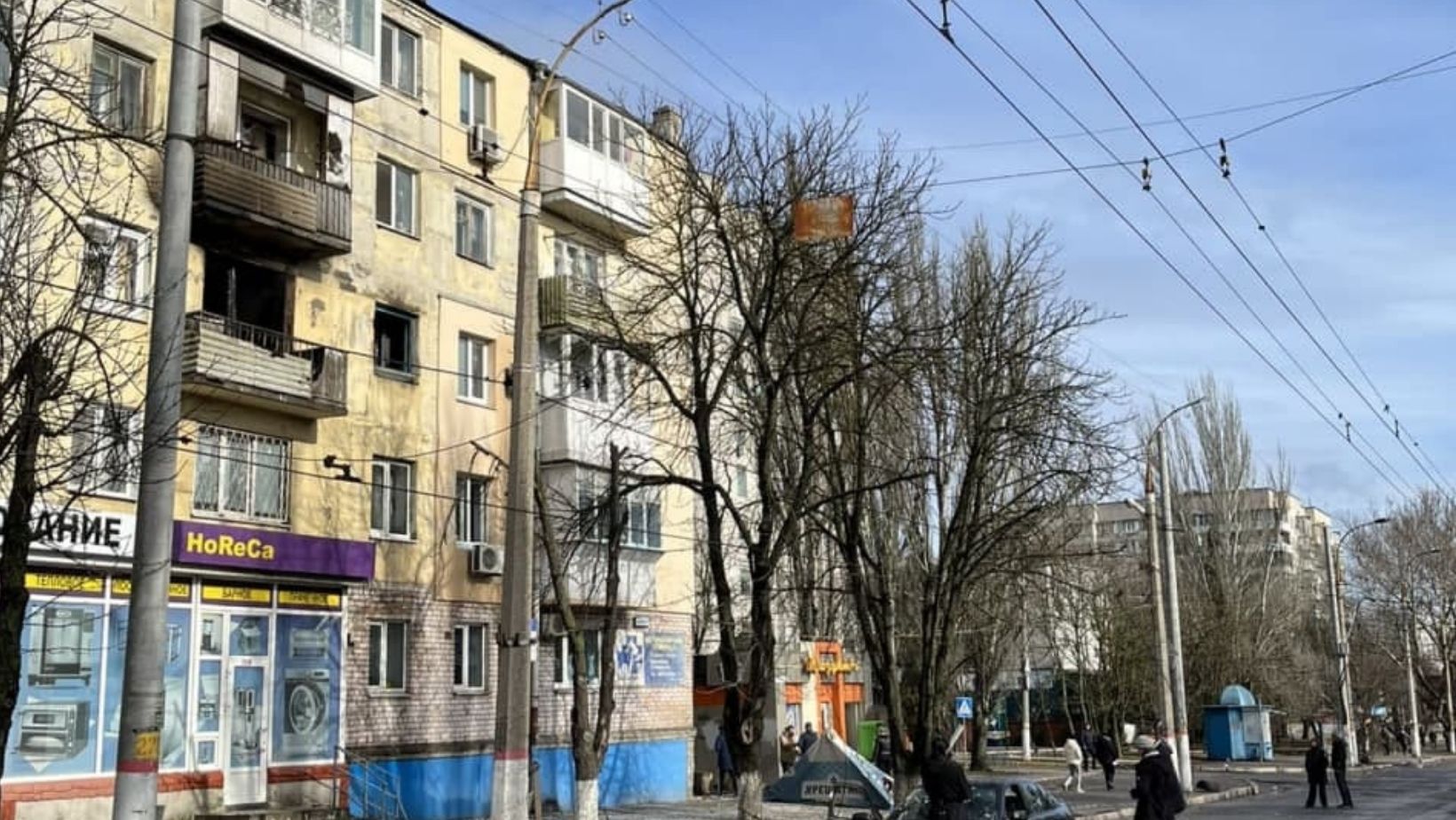 Снаряд российских оккупантов попал в жилой дом в Херсоне в районе речпорта.